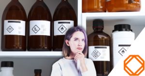 Wie müssen Stoffe im Sicherheitsdatenblatt benannt werden?