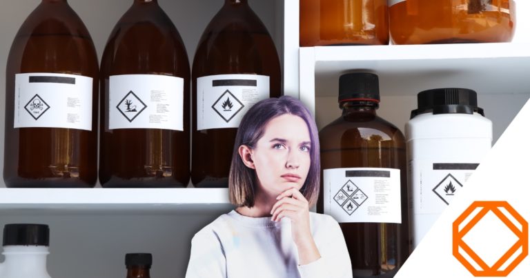 Wie müssen Stoffe im Sicherheitsdatenblatt benannt werden?